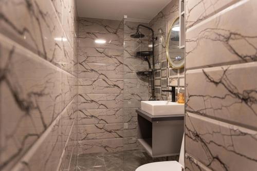 a bathroom with a toilet and a sink at Urban Retreat in Onești