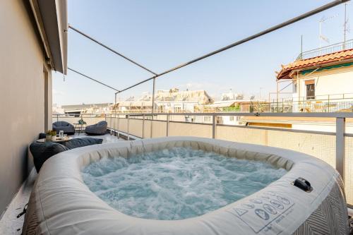 Lovely APT w/heated Jacuzzi &full Acropolis view