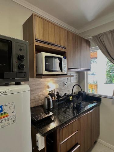 Bombinhas Guest Houseにあるキッチンまたは簡易キッチン