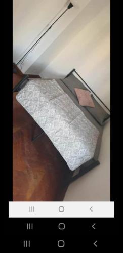 une photo d'une étagère dans une pièce dans l'établissement appartement lumineux sur le vieux port, à Marseille