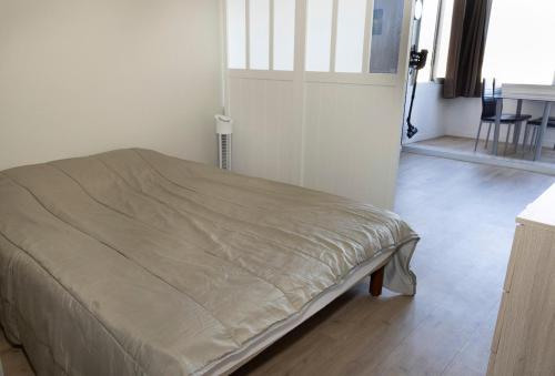 - un lit avec couverture dans une chambre dans l'établissement Agréable Studio Port Leucate, à Leucate-Plage