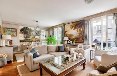 Elegant luxury private apartment by Eiffel Tower