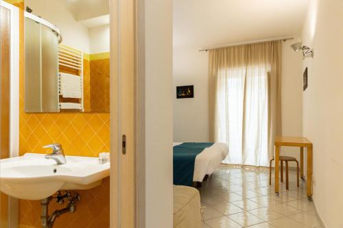 A bathroom at Coltur Suites