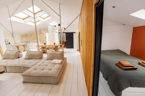un salon avec deux lits et un canapé dans l'établissement Loft à Lorient, à Lorient