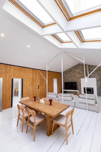 un salon avec une table et des chaises en bois dans l'établissement Loft à Lorient, à Lorient