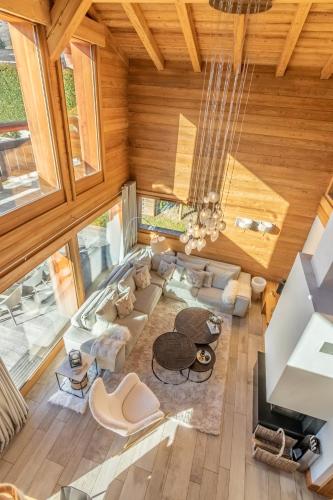  Elle comprend un salon doté de plafonds en bois. dans l'établissement Chalet La Petite Forêt, à Megève