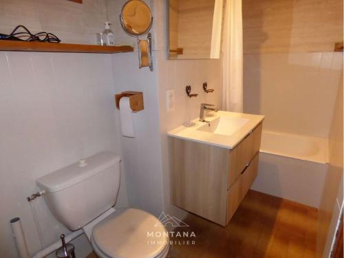 une salle de bain avec des toilettes blanches et un lavabo dans l'établissement T2 + coin nuit au pied des pistes, idéal pour 4 personnes - FR-1-458-187, au Grand-Bornand