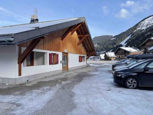 a building with a car parked in front of it at Grand Lodge GRA13 SPA & MOUNTAIN 6 Pers in Châtel