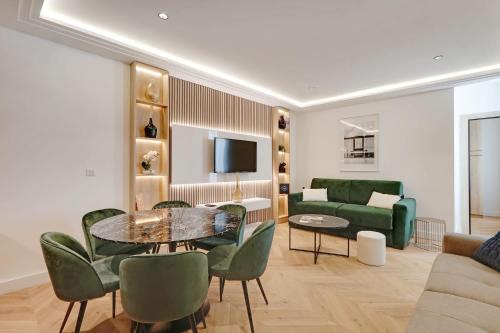 un salon avec un canapé, une table et des chaises dans l'établissement Spacious Appartement au coeur de Paris FBMAR2, à Paris