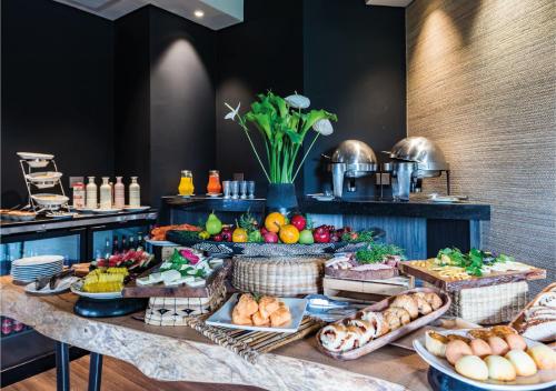 um bufê com muitos tipos diferentes de comida em uma mesa em Movich Hotel Las Lomas em Rionegro