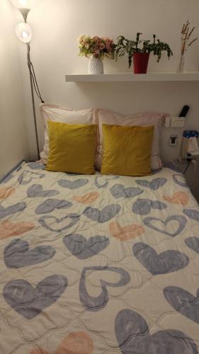- un lit avec un couvre-lit et des cœurs dans l'établissement centre villeOpéra,Gare st Lazare , cozy studio, à Paris