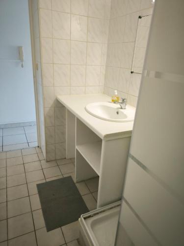 une salle de bain blanche avec un lavabo et une douche dans l'établissement Grande Rue Saint-Michel - Toulouse - CI - Cozy nest St Michel, à Toulouse