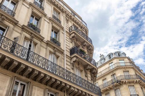 un bâtiment avec des balcons sur le côté dans l'établissement Sweett - Rue de Rome, à Paris