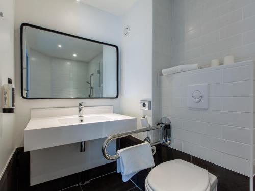 Koupelna v ubytování B&B HOTEL Orléans Nord Saran