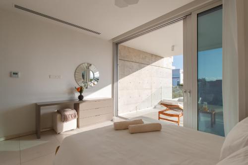 Ένα ή περισσότερα κρεβάτια σε δωμάτιο στο Vivo Mare Beachfront Villas - Emerald