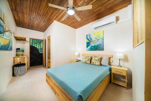 Ένα ή περισσότερα κρεβάτια σε δωμάτιο στο Pequeno Paraiso - New Studio, 10min walk to Potrero beach, tranquil - Unit D