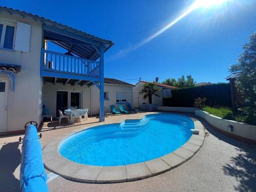 une piscine devant une maison dans l'établissement Meschers sur Gironde - SEDUISANT COIN DE PARADIS avec sa PISCINE PRIVEE, à Meschers-sur-Gironde