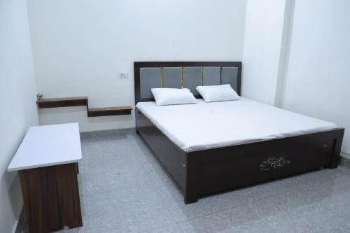 Una cama o camas en una habitación de Bhawna Guest House