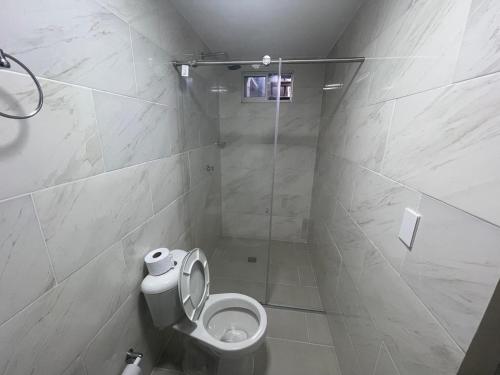 基布多Hotel Magistral Suiter的带马桶和玻璃淋浴间的浴室