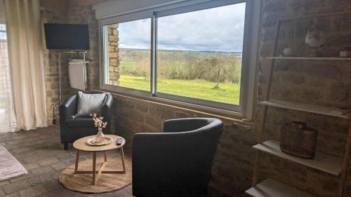 Cảnh núi rừng hoặc tầm nhìn ra núi từ nhà khách