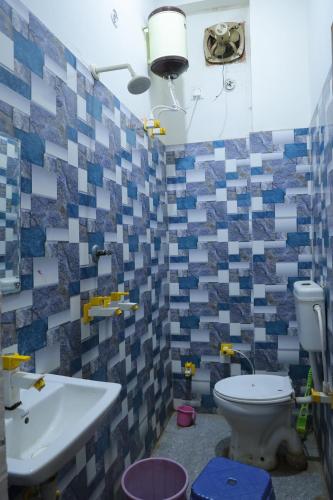 a bathroom with a toilet and a sink at Bhawna Guest House in Vrindāvan