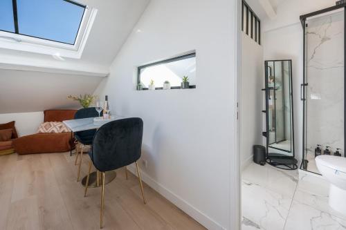 - un salon avec une table et un miroir dans l'établissement Le Cocon, à Nice