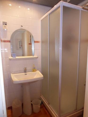 une salle de bain avec un lavabo et une douche dans l'établissement Villa Les Lauriers Blancs pour 6 personnes avec piscine privée et vue mer à La Londe-Les-Maures, à La Londe-les-Maures