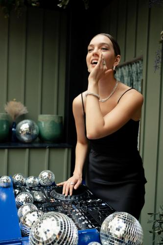 une femme debout devant une table de plaques dans l'établissement Chouchou Hotel, à Paris