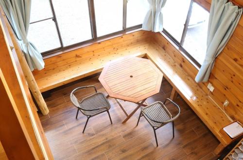 an overhead view of a table and two chairs in a room at 那須コテージ アン in Nasushiobara