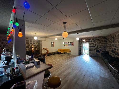 Cette chambre vide est dotée de parquet et de lumières. dans l'établissement Domaine de Souchiol, à Coubon