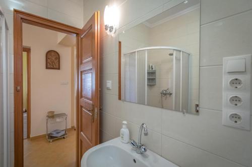 A bathroom at Orgona Vendégház