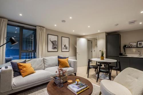 BackbarrowCosy 2BR in Backbarrow Perfect for Small Groups的带沙发和桌子的客厅