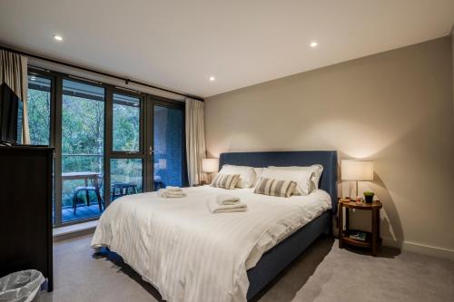 BackbarrowCosy 2BR in Backbarrow Perfect for Small Groups的一间带大床和大窗户的卧室