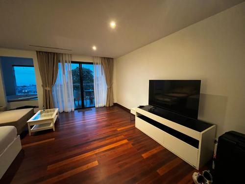 TV a/nebo společenská místnost v ubytování Thebirdhouse Patong Phuket 102