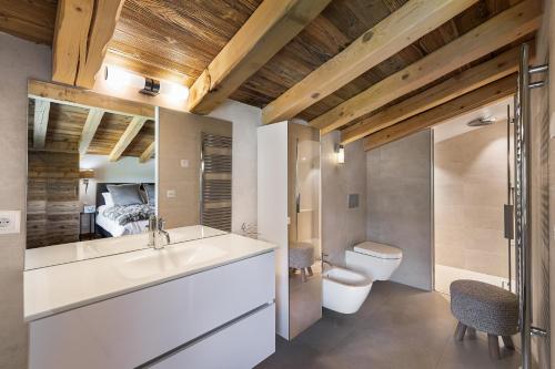 La salle de bains est pourvue d'un lavabo et de toilettes. dans l'établissement Chalet Le Chardon Bleu, à Megève