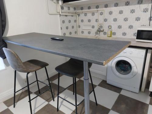 - une cuisine avec un comptoir et un lave-linge dans l'établissement T2 Centre ville Béziers, à Béziers