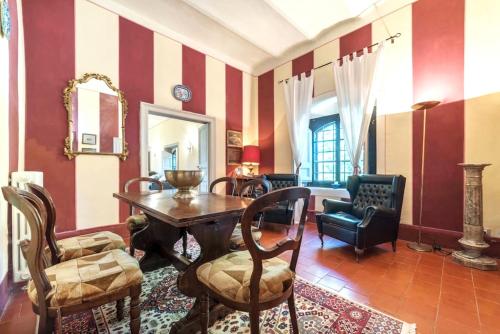 a living room with a wooden table and chairs at Il Giardino e la Dimora in Bomarzo