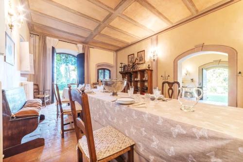 a large dining room with a long table and chairs at Il Giardino e la Dimora in Bomarzo