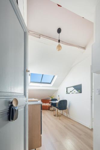 une cuisine ouverte et une salle à manger avec une lucarne dans l'établissement Le Cocon, à Nice