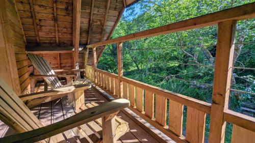 - une vue sur la terrasse couverte d'une cabane dans les arbres dans l'établissement La Maison dans les Bois - Plages 30 min, à Penquesten