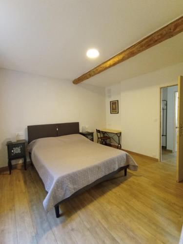 une chambre avec un lit et un parquet dans l'établissement Gite de Paola, à Boulbon