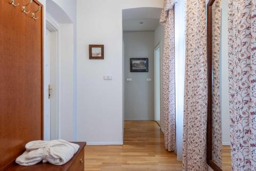 Habitación con pasillo y espejo. en St Wenceslas House, en Praga