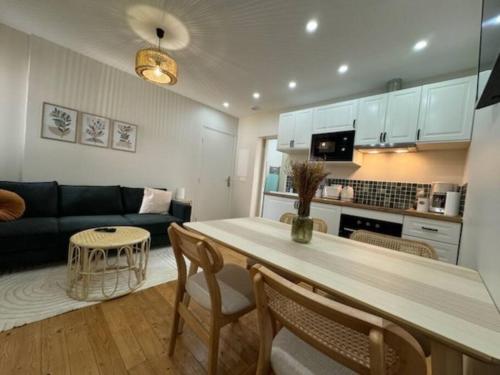 une cuisine et un salon avec une table et des chaises dans l'établissement Le Repaire Relax - Cosy - Équipé - Proche Gare, à Boulogne-sur-Mer
