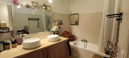 a bathroom with a sink and a bath tub at Appartement agréable pour 6 in Biguglia