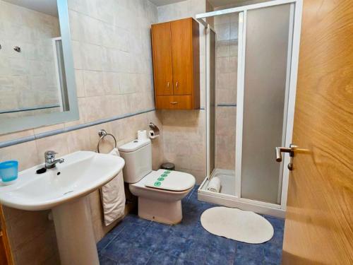 Koupelna v ubytování Apartamentos Canfranc Pueblo 3000