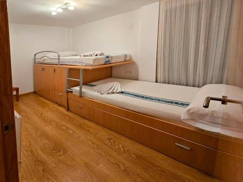 Postel nebo postele na pokoji v ubytování Apartamentos Canfranc Pueblo 3000