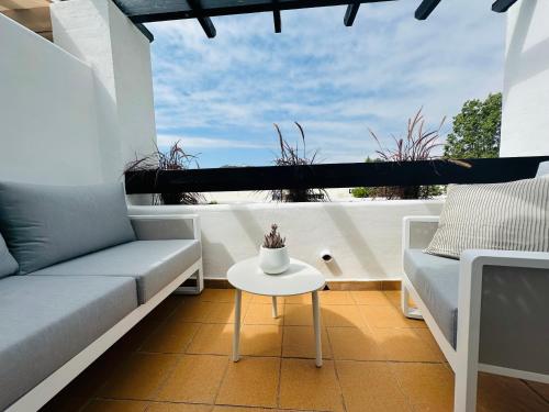 Ein Sitzbereich in der Unterkunft Golden Horizon Costa del Sol, Duquesa residence