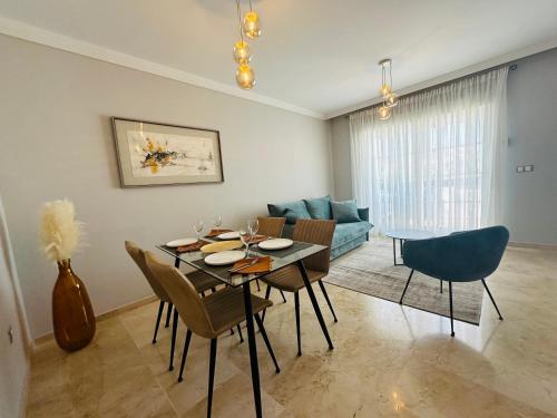ein Wohnzimmer mit Tisch und Stühlen und einer Couch in der Unterkunft Golden Horizon Costa del Sol, Duquesa residence in San Luis de Sabinillas