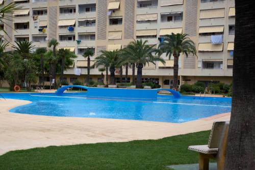 a large swimming pool in front of a building at Jamaica Beach House in Puebla de Farnals