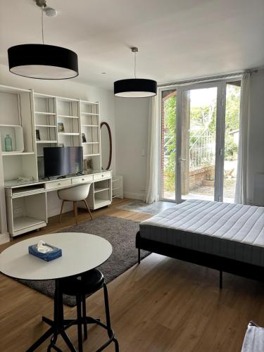 une chambre avec un lit, un bureau et une table dans l'établissement Maison de maitre et son parc, à Toulouse